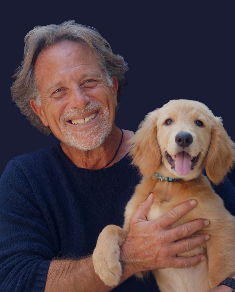 행복한 보호자가 골든리트리버 강아지를 안고 있는 따뜻한 모습