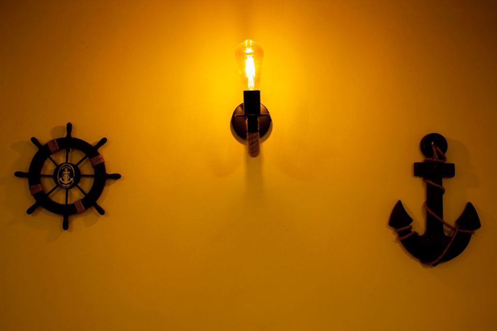 Decoración náutica auténtica - Timón y elementos marinos