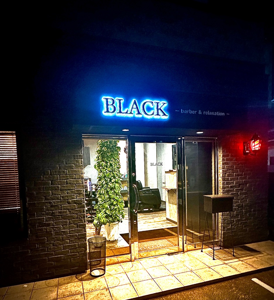 BLACK -barber & relaxation- 尼崎市塚口の夜の店舗外観
