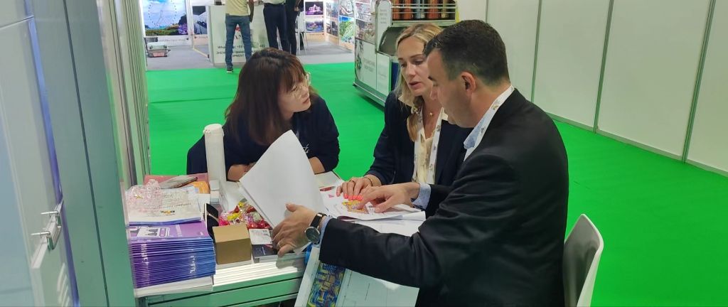 Business meeting at Dubai trade show between Infinity Funpark team and Spanish client