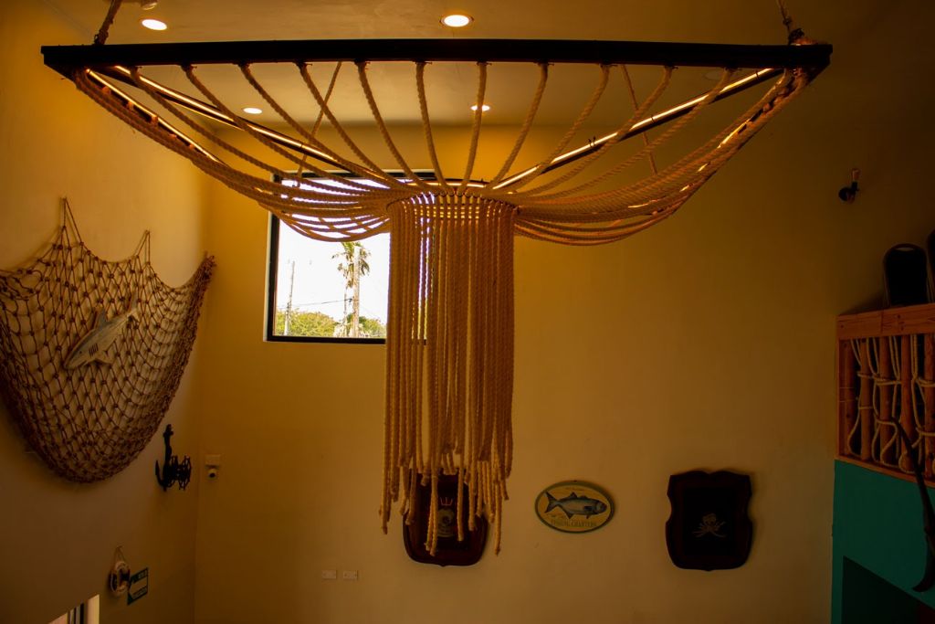 Decoración náutica espectacular con red de techo