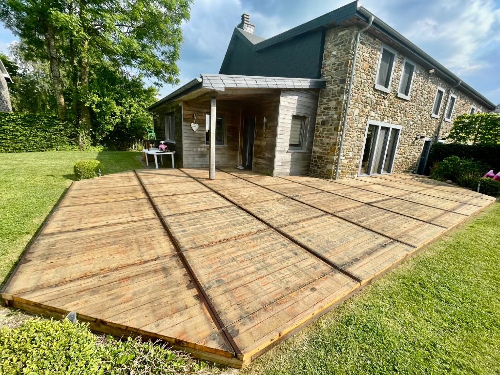 Terrasse en bois de réemploi - Réalisation Panneaux Leontine