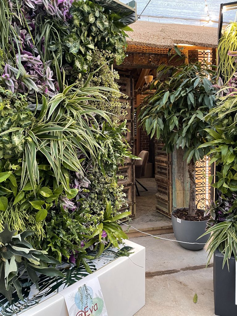 Ingresso con verde verticale decorativo