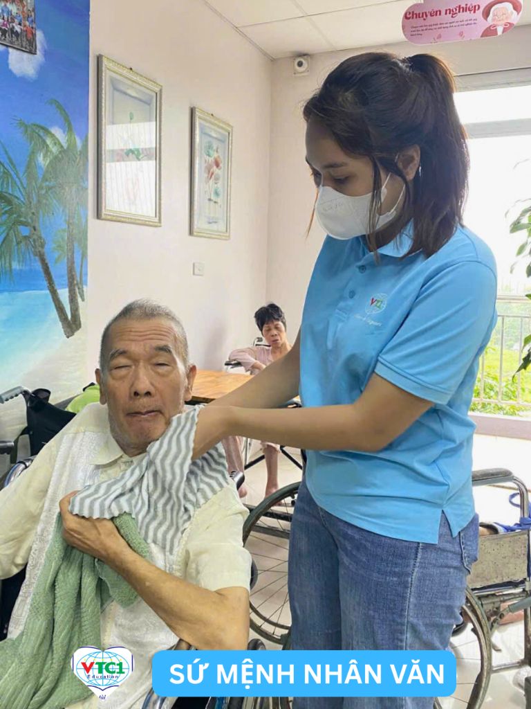 Chăm sóc người cao tuổi