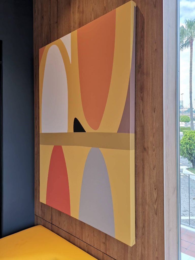 Canvas instalado en espacio moderno