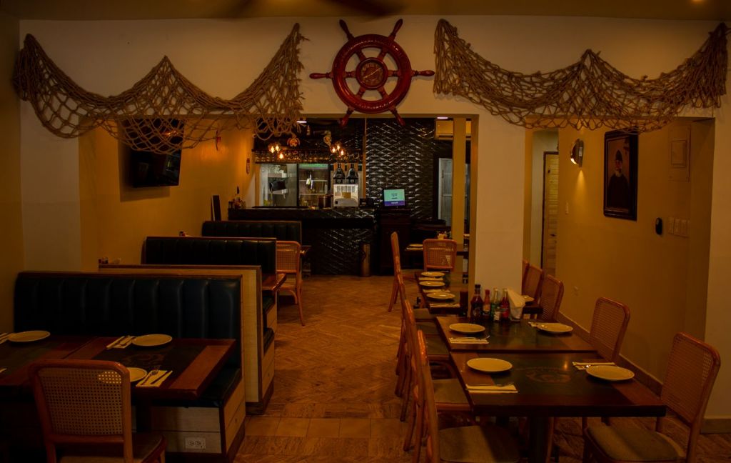 Zona de booths con timón náutico