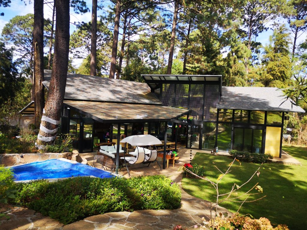 Casa con grandes ventanales