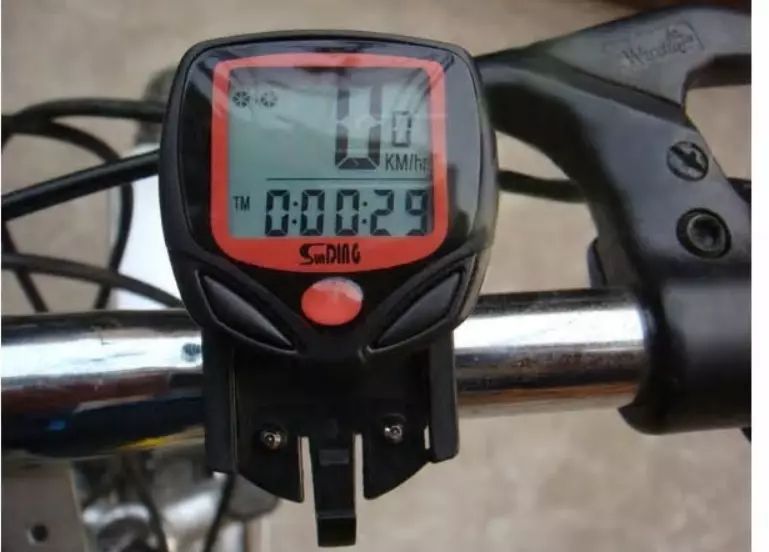 Compteur vélo installé sur guidon