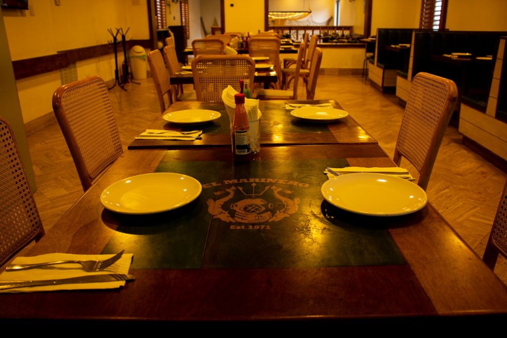 Mesa personalizada con logo El Marinero