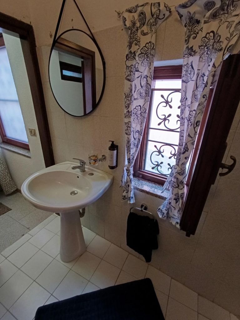 Badezimmer mit Fenster